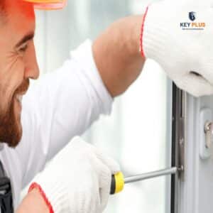 Türöffnung Köln KEY PLUS – Freundlicher Techniker öffnet schadensfrei eine Wohnungstür